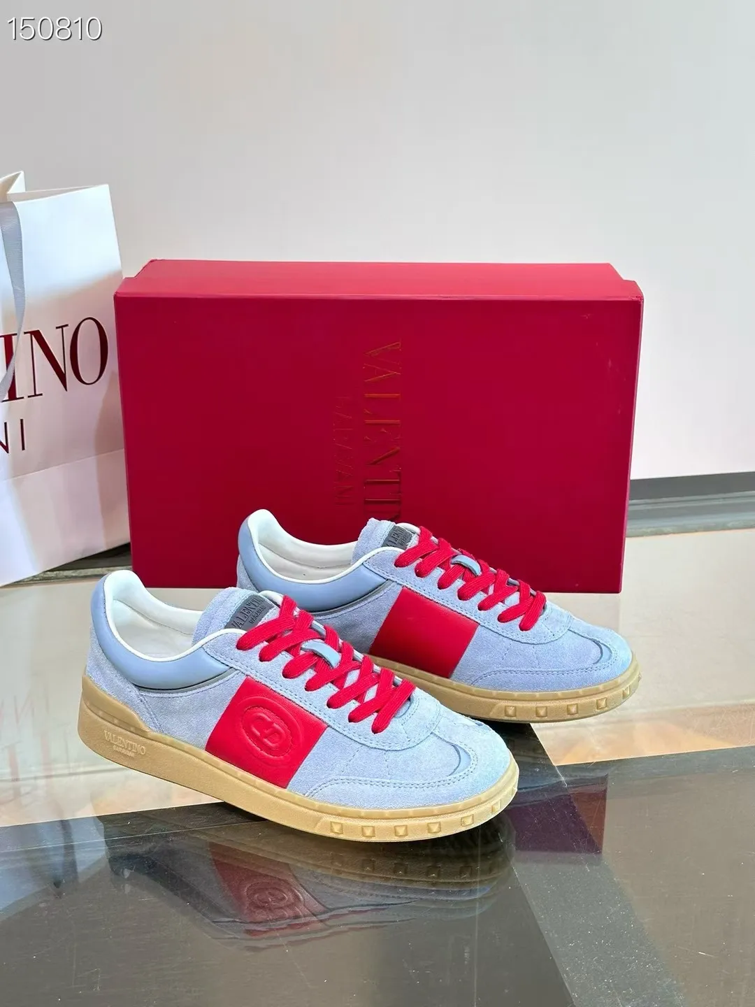 Men's men's shoes 💰440 [New style] 🐡🐡Original quality Top version on the market VALENTINO (Valentino) 2023 latest fashion week catwalk [couples 👫 style], unique design, fashionable people specialize in thin feet 🔥A fashion product of Baita [strong] Fabric: The toe is made of high mercerized triangular grain cowhide and A-grade full-grain cowhide tower, original lasting process Inner lining: cowhide lining + PU hanging mesh feet, heel and tongue decorated with VaIentin* shallow relief oversized rivets Size: 38-44 (45 can be customized
